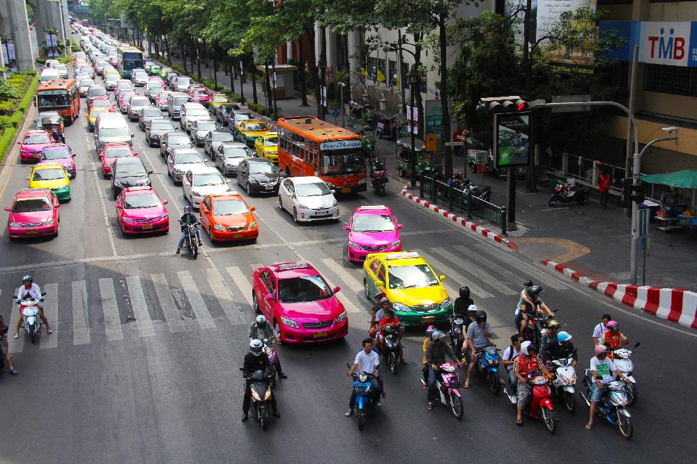 Zoom Taxis im Stau in Bangkok Thailand