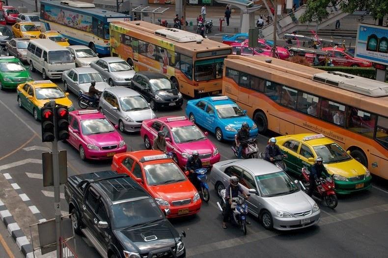 Zoom Colorful taxis in Bangkok - Photo Credit by Christian Haugen - https://www.flickr.com/photos/christianhaugen/3343973416/