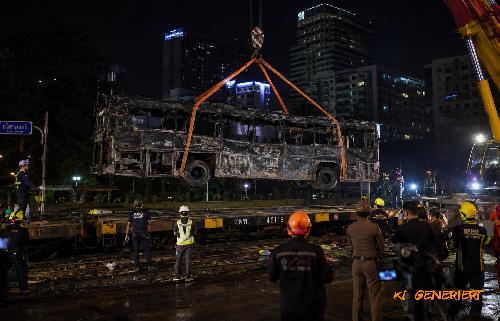 Bild Acht Tote nach Kollision mit Linienbus und Güterzug in Bangkok