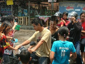 Asien feiert Neujahr - Songkran in Thailand - Reportagen & Dokus - Bild 1
