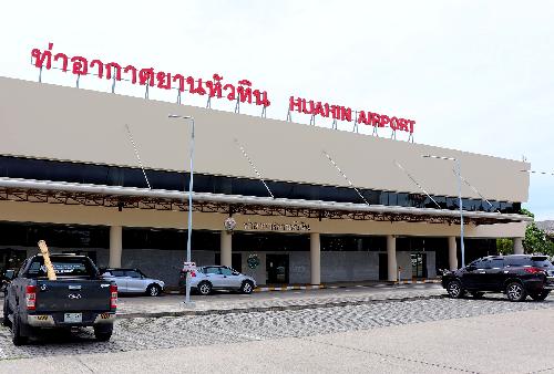 Huahin Airport terminal entrance - Picture CC by Bebiezaza - https://commons.wikimedia.org/wiki/User:Bebiezaza