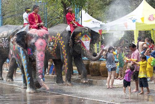 Bild Ayutthayas Elefanten-Spektakel zu Songkran