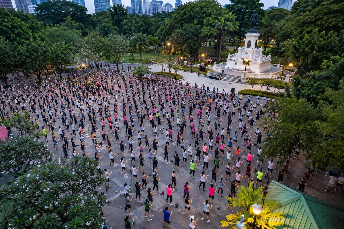 Bangkok tanzt - Aerobic-Fieber im Lumphini Park - Sport-Party: Die Rückkehr eines totgeglaubten Trends - Tausende feiern 💃 Symbolfoto 3