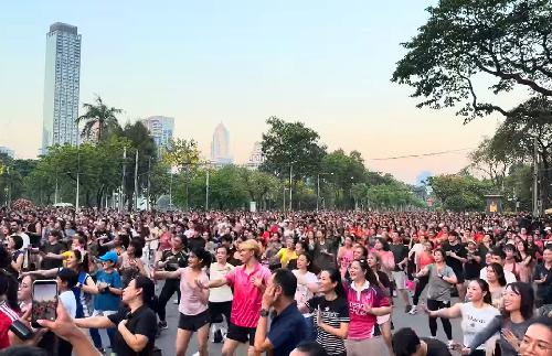 Bild Bangkok tanzt wieder: Aerobic-Fieber im Lumphini Park