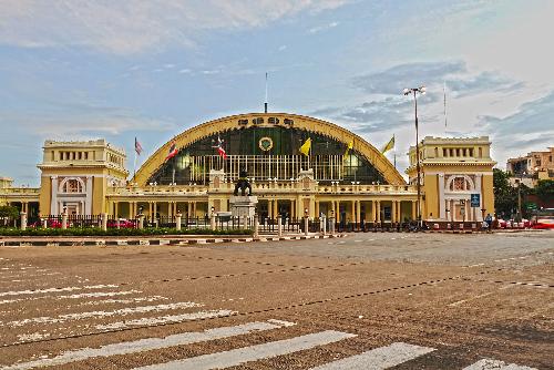 Hua Lampong Station - Von Supanut Arunoprayote - CC BY-SA 4.0, https://commons.wikimedia.org/w/index.php?curid=50256654