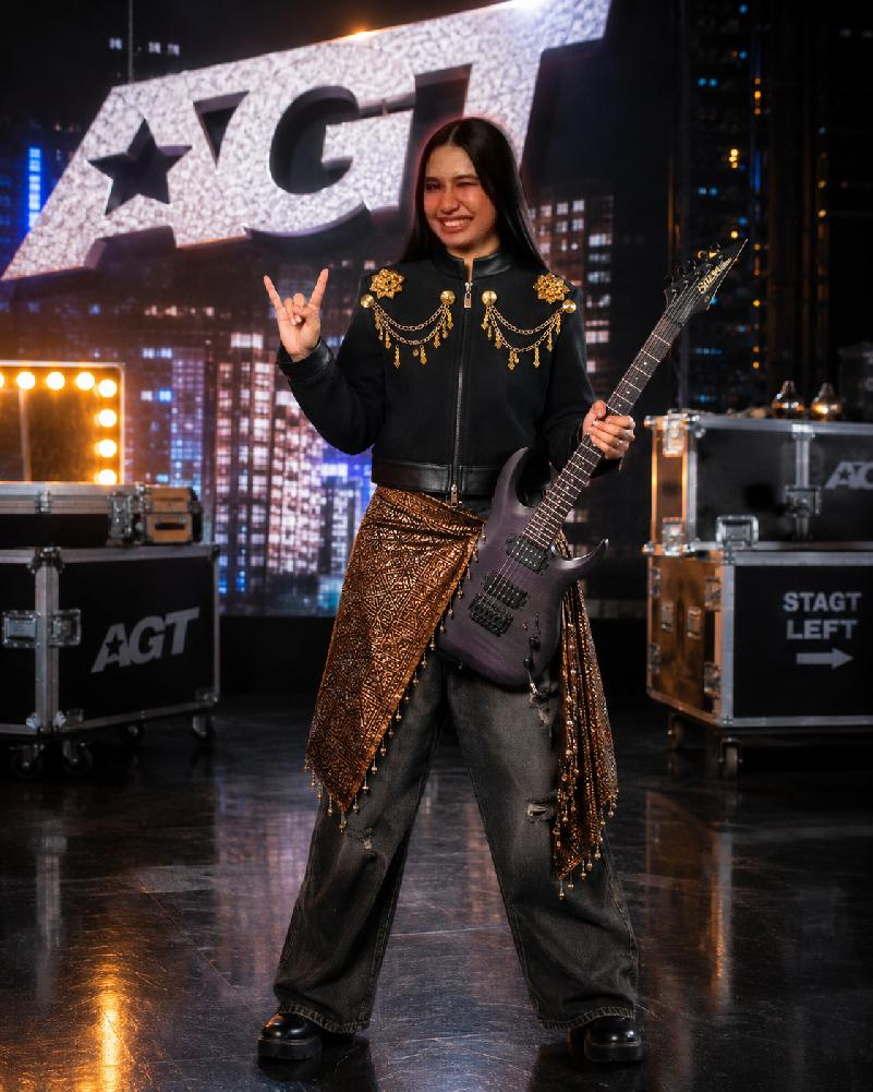Batik trifft Rock´n´Roll: Die Geschichte hinter Nenes AGT-Look - Black Hole Sun und Baba-Kultur: Das steckt hinter Nenes Outfit Symbolfoto 1
