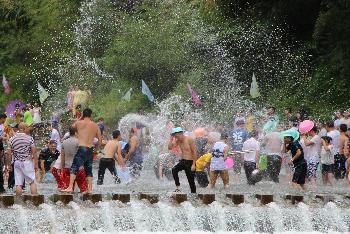 Bild Bei weiter rcklufigen Zahlen wird Songkran gefeiert