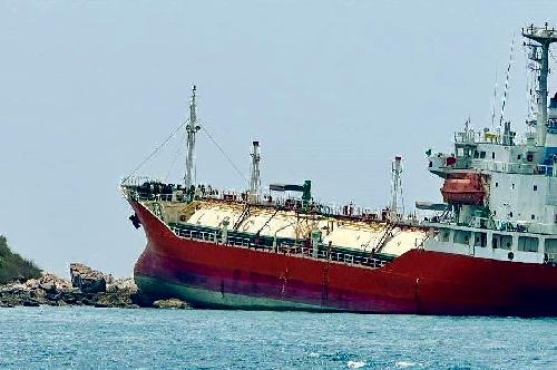 Beinahe-Katastrophe vor Pattaya - Unfall mit Tanker - LPG-Tanker läuft vor Ko Larn unweit der Strände auf Grund Bild Beinahe-Katastrophe vor Pattaya - Unfall mit Tanker