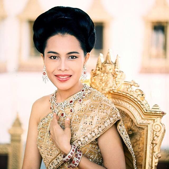 Blaue Flaggen und Jasminblumen - Muttertag in Thailand - Die Bedeutung von Königin Sirikits Geburtstag für Thailands Muttertag Bild 1