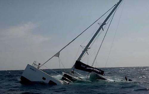 Bootstour trotz Wetterwarnung - Touristen-Katamaran gesunken - Alle 38 Insassen vor Phuket dank schneller Rettung in Sicherheit Bild Bootstour trotz Wetterwarnung - Touristen-Katamaran gesunken