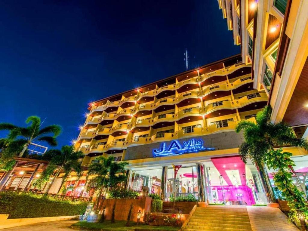 Brand in Pattaya-Hotel: 4 Verletzte, 240 Gäste gesichert - Hotel-Rooftop-Bar in Flammen: Großeinsatz in Pattaya Symbolfoto 1