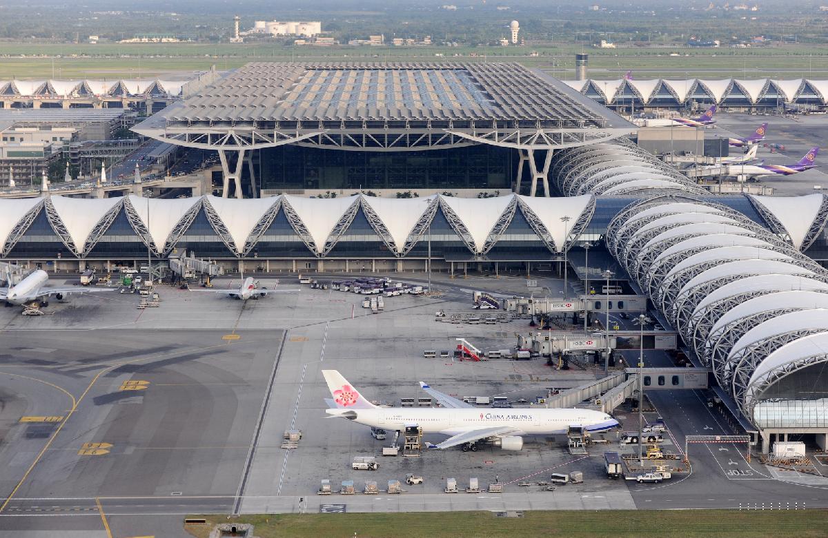 BREAKING NEWS - Tragischer Unfall - Notlandung am Bangkok Aiport - Ein Toter und 30 Verletzte - Notlandung auf Suvarnabhumi Flughafen Bild 1