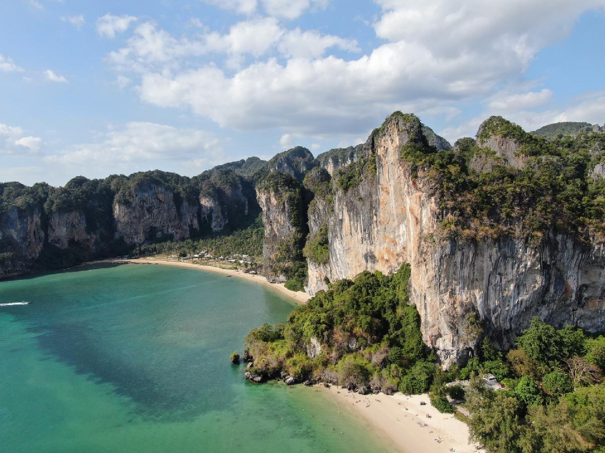 Britischer Paraglider stürzt im PhiPhi Nationalpark ab - Illegaler Gleitschirmflug in Krabi endet mit stundenlanger Rettung am Fels Symbolfoto 1
