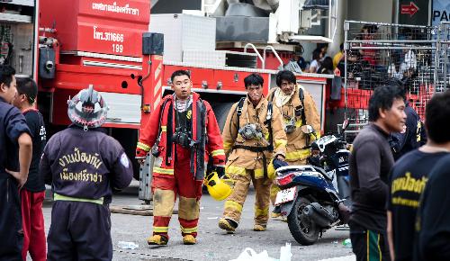 Brückeneinsturz fordert fünf Todesopfer und zahlreiche Verletzte - Wieder eine Tragödie auf der Todesbrücke an Bangkoks Rama 2 Road Bild Brückeneinsturz fordert fünf Todesopfer und zahlreiche Verletzte