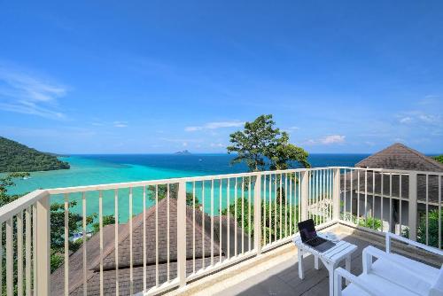 Centara eröffnet neues Luxusresort - Infinity-Pool mit Inselblick auf den Phi Phi Islands Bild Centara eröffnet neues Luxusresort