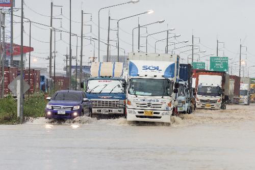 Bild Chaos in Pattaya: Motorrder weggesplt, Straen unter Wasser