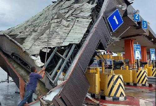 Dach einer Mautstation auf Fahrbahn gestürzt - Reisenews Thailand - Bild 1