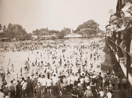 Das traditionelle Wasserspritzen zu Songkran Thailand