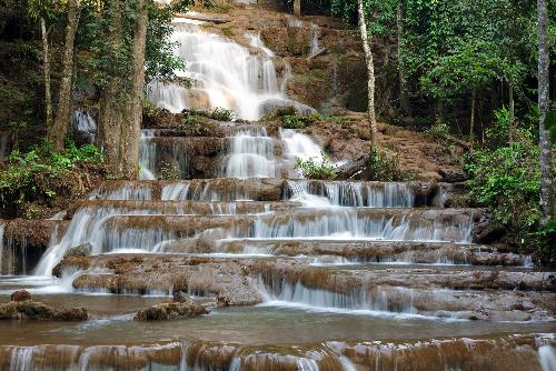 Der atemberaubende Pha Charoen Wasserfall - Naturwunder im Pha Charoen Nationalpark in der Provinz Tak Thailand Bild Der atemberaubende Pha Charoen Wasserfall
