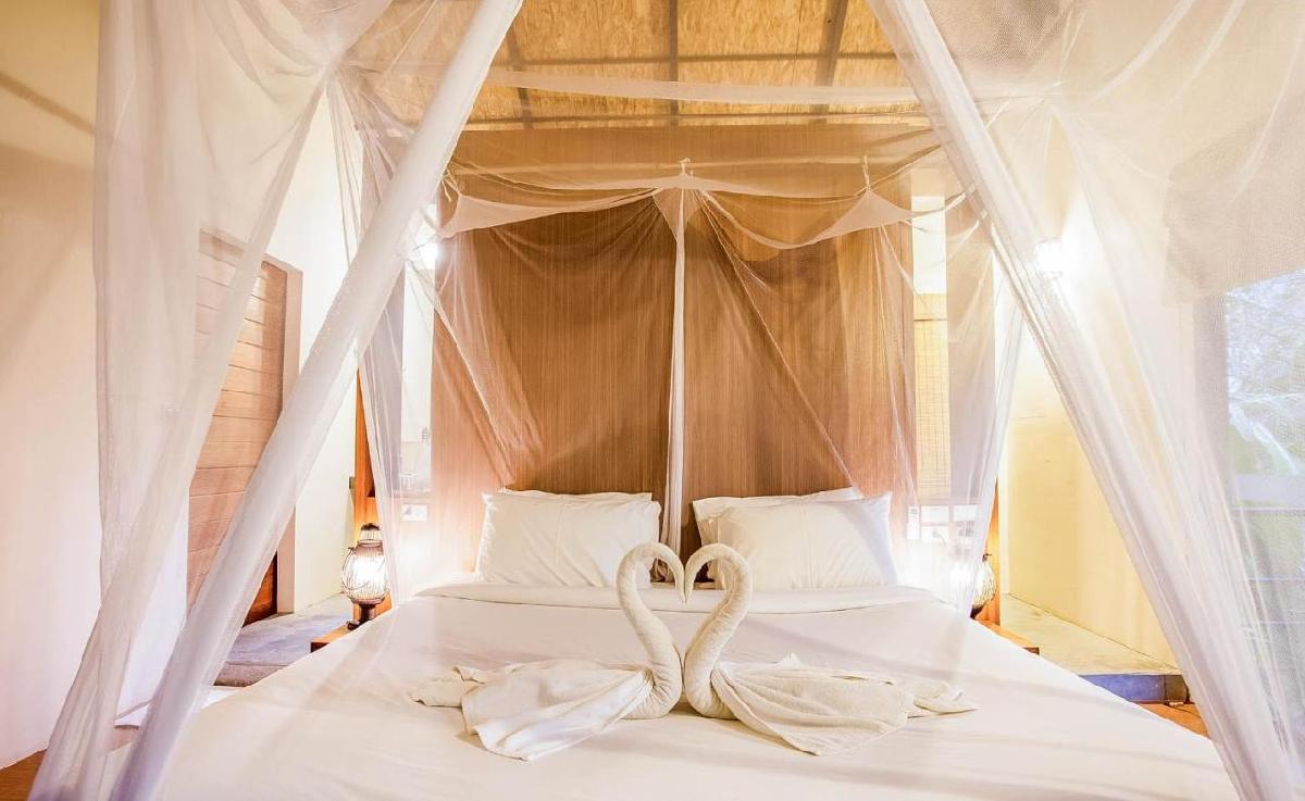 Der Bungalow ist derselbe, nur der Preis hat fünf Sterne - Jeder zweite Hotelbetrieb schreibt rote Zahlen - nach Jahren kräftiger Preissteigerungen wird die Luft für Thailands Hotellerie dünner. Symbolbild 2