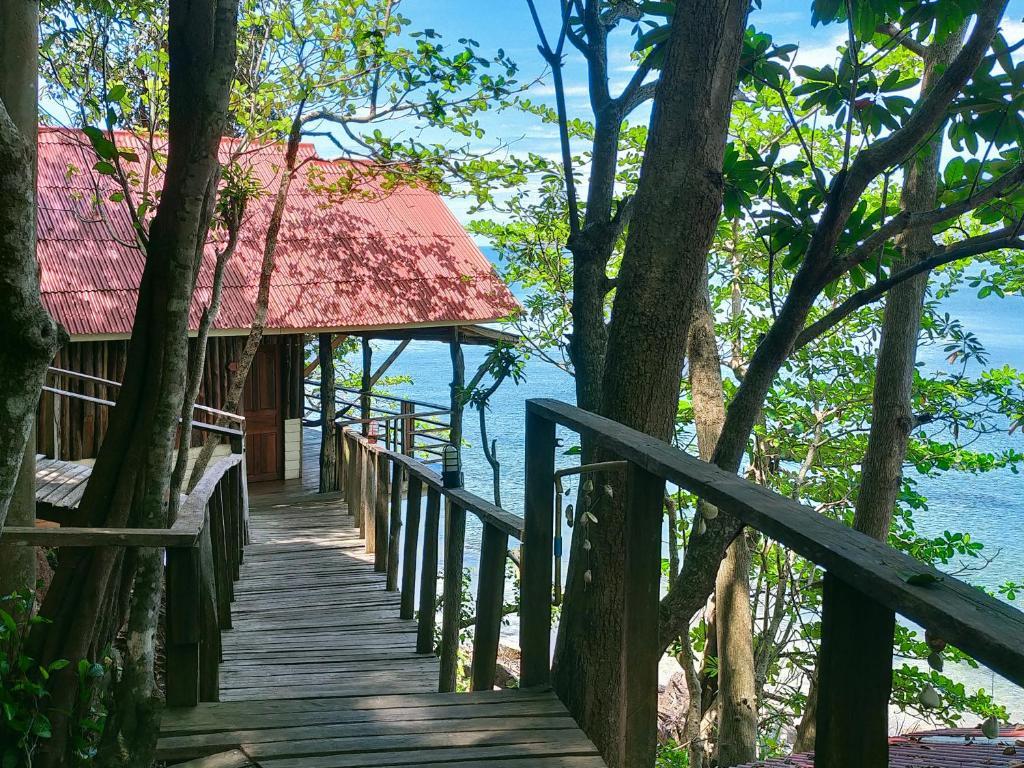 Der Bungalow ist derselbe, nur der Preis hat fünf Sterne - Jeder zweite Hotelbetrieb schreibt rote Zahlen - nach Jahren kräftiger Preissteigerungen wird die Luft für Thailands Hotellerie dünner. Symbolbild 6