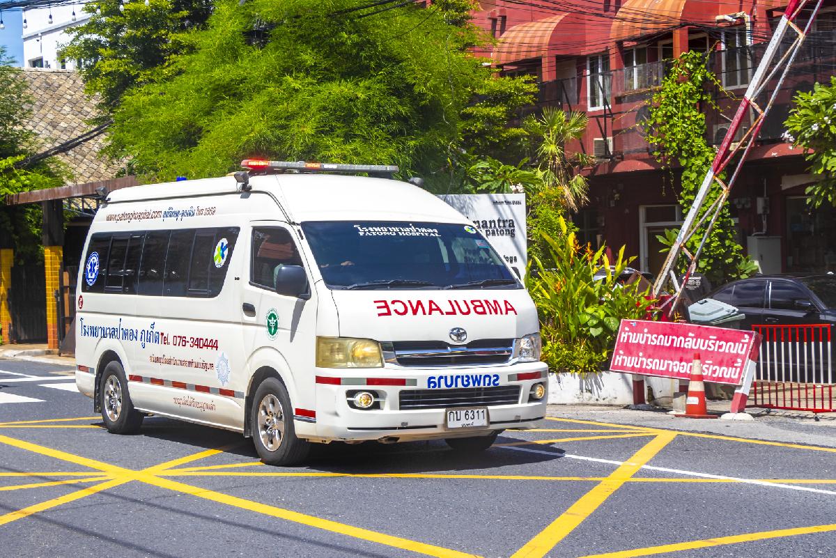 Deutsche Urlauberin und zwei Kinder bei Verkehrsunfall auf Phuket verletzt - Navi statt Straße: thailändische Autofahrerin fährt auf Phuket in Fußgängergruppe Symbolfoto 1