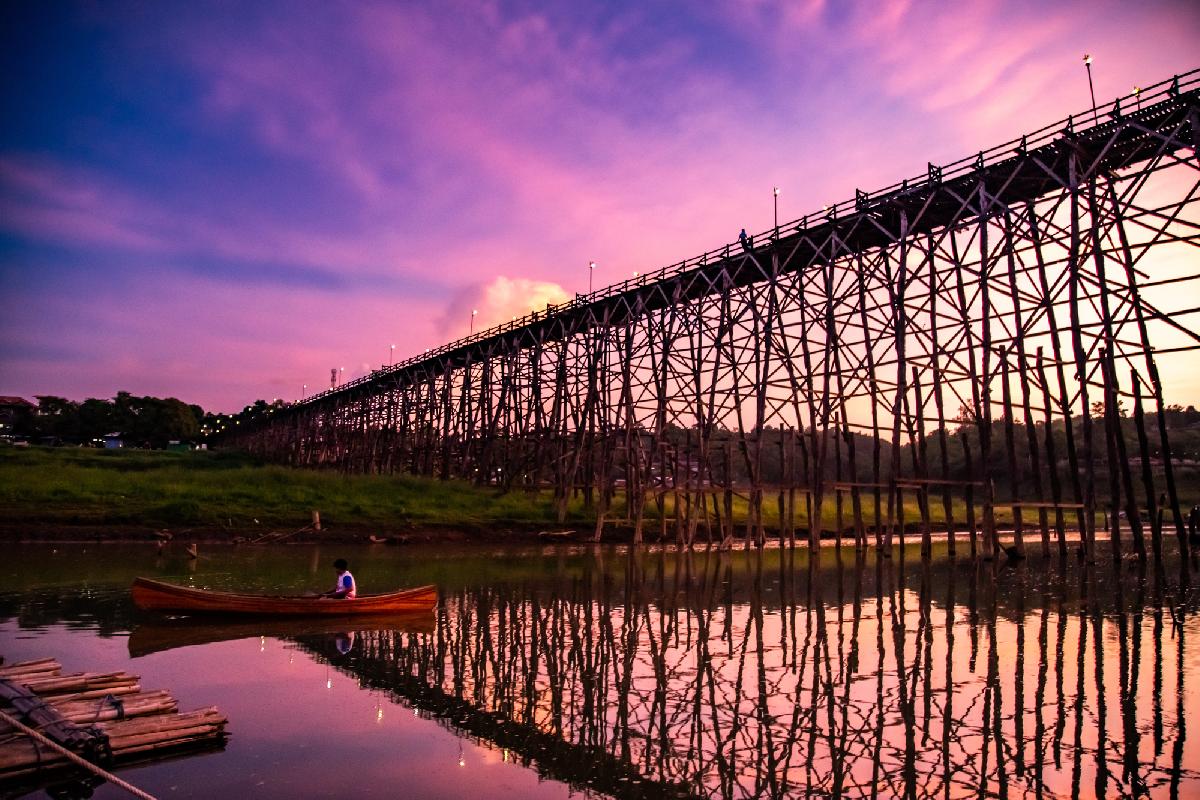 Die Mon-Brücke von Sangklaburi - Rekordbauwerk - Sie knarzt, schwankt, ist legendär - 850 Meter Holz und keine Langeweile Symbolfoto 2