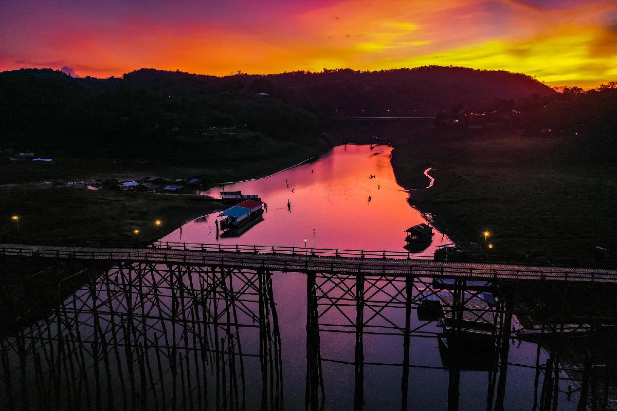 Die Mon-Brücke von Sangklaburi - Rekordbauwerk - Sie knarzt, schwankt, ist legendär - 850 Meter Holz und keine Langeweile Symbolfoto 3