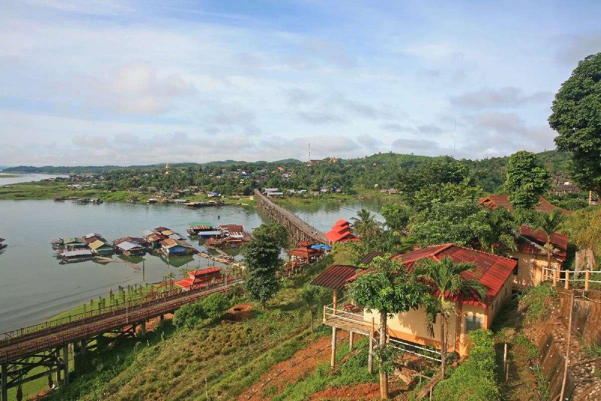 Die Mon-Brücke von Sangklaburi - Rekordbauwerk - Sie knarzt, schwankt, ist legendär - 850 Meter Holz und keine Langeweile Symbolfoto 1
