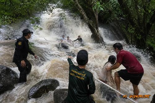 Bild Drama am Wasserfall - Sturzflut rei�t Touristen am Mae Sa mit
