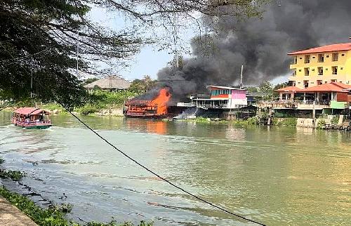 Bild Dramatische Rettung auf dem Chao Phraya - Touristenboot in Flammen