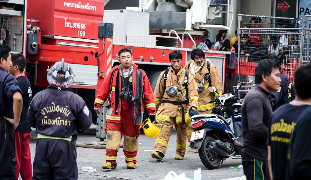 Feuer zerstört Restaurant und Spa auf Phuket - Ursache noch unklar - Karon Beach: Flammen schlagen aus Gebäude neben dem Beyond Kata Hotel Symbolfoto 2