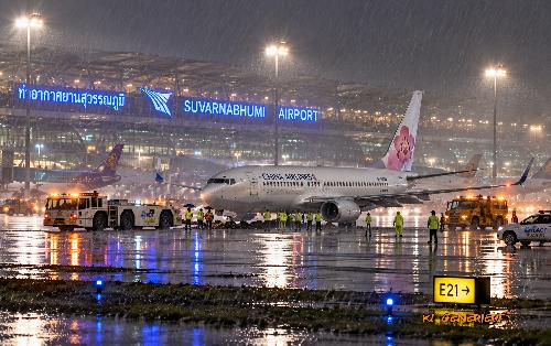 Bild Flughafen Suvarnabhumi - Startbahnbelag gibt unter Flugzeug nach
