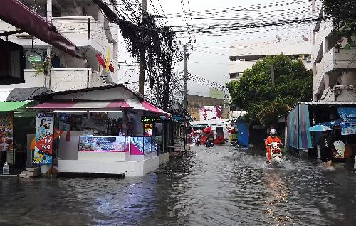 Bild Flut erreicht Aussenbezirke von Bangkok