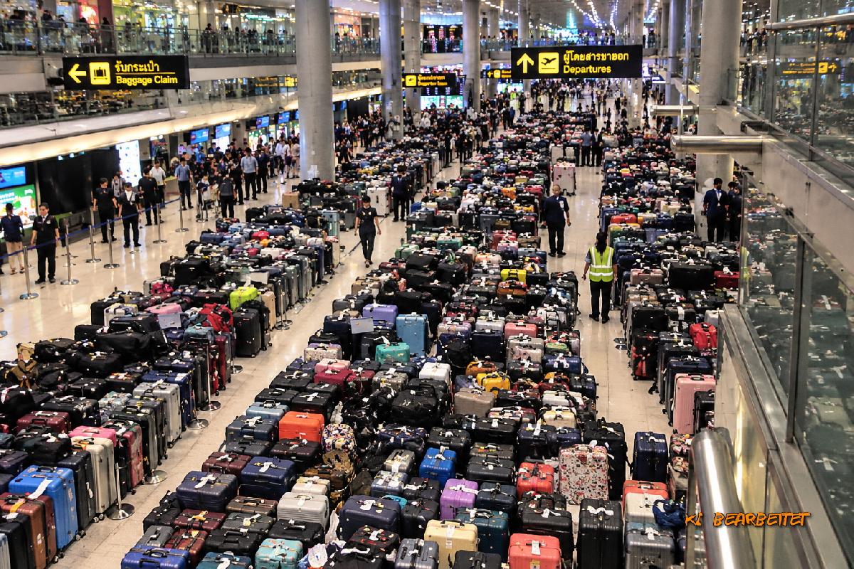 Flutfolgen am Bangkok Airport: Tausende Koffer und gestrichene Flüge - Kofferberge, Flugausfälle aber bald wieder Normalität - Militär hilft Symbolfoto 1