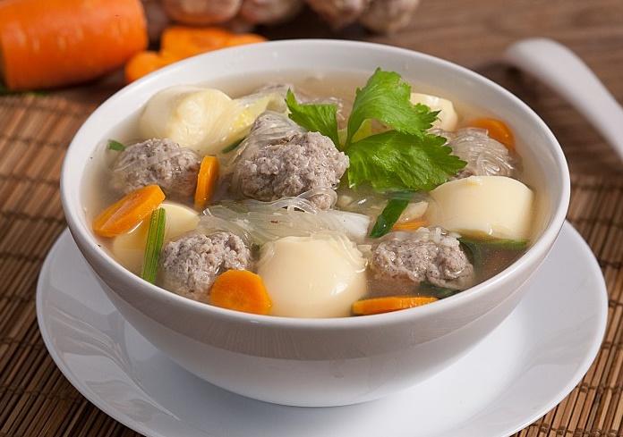 Gaeng Dschuut oder Kaeng Jued - Leckere Suppe mit Schweinefleisch Chinakohl und Eiertofu Bild 1
