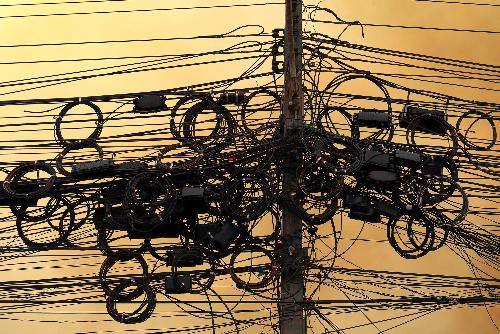 Gouverneur Chadchart treibt unterirdische Kabelverlegung voran - Weg frei für ein schöneres Bangkok - 1.454 Kilometer Kabel kommen unter die Erde Bild Gouverneur Chadchart treibt unterirdische Kabelverlegung voran