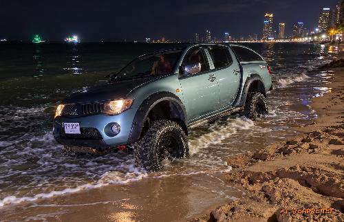 Bild Grieche testet seinen Pick-up am Strand und gr�bt sich ein