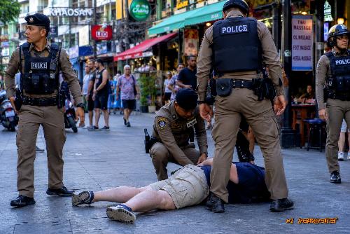 Bild Heil Hitler, dann Aua - Thai-Polizei tasert deutschen Nazi