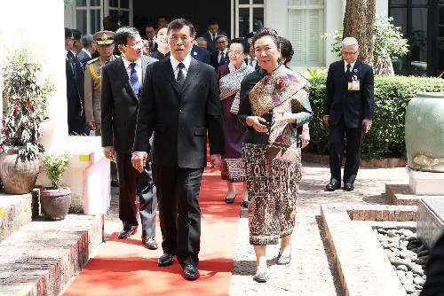 Bild Historischer Besuch - Thailands K�nigspaar reist nach Frankreich