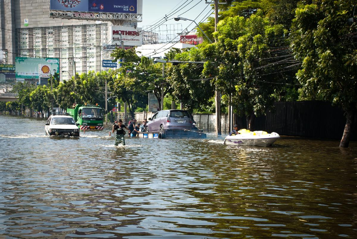 Hochwasser Thailand: 10.000 Soldaten im Einsatz, Airports im Chaos - Wasser, Staus und Hamsterkäufe und irgendwo schwimmt ein Krokodil Symbolfoto 1