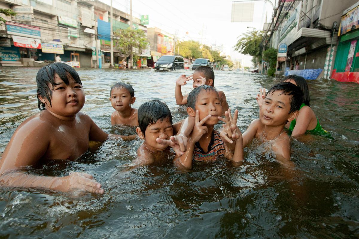 Hochwasser Thailand: 10.000 Soldaten im Einsatz, Airports im Chaos - Wasser, Staus und Hamsterkäufe und irgendwo schwimmt ein Krokodil Symbolfoto 3