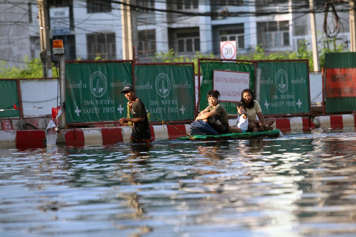 Hochwasser Thailand: 10.000 Soldaten im Einsatz, Airports im Chaos - Wasser, Staus und Hamsterkäufe und irgendwo schwimmt ein Krokodil Symbolfoto 6