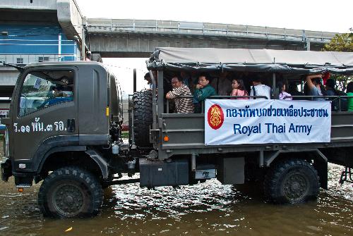 Bild Hochwasser Thailand: 10.000 Soldaten im Einsatz, Airports im Chaos