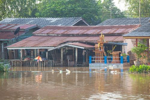 Bild Hochwasser berspllt die Dmme in Ayutthaya