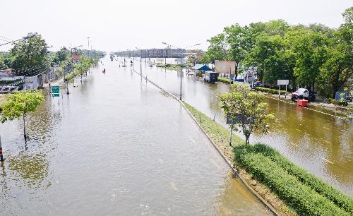 Hochwasser berspllt die Dmme in Ayutthaya - Reisenews Thailand - Bild 2