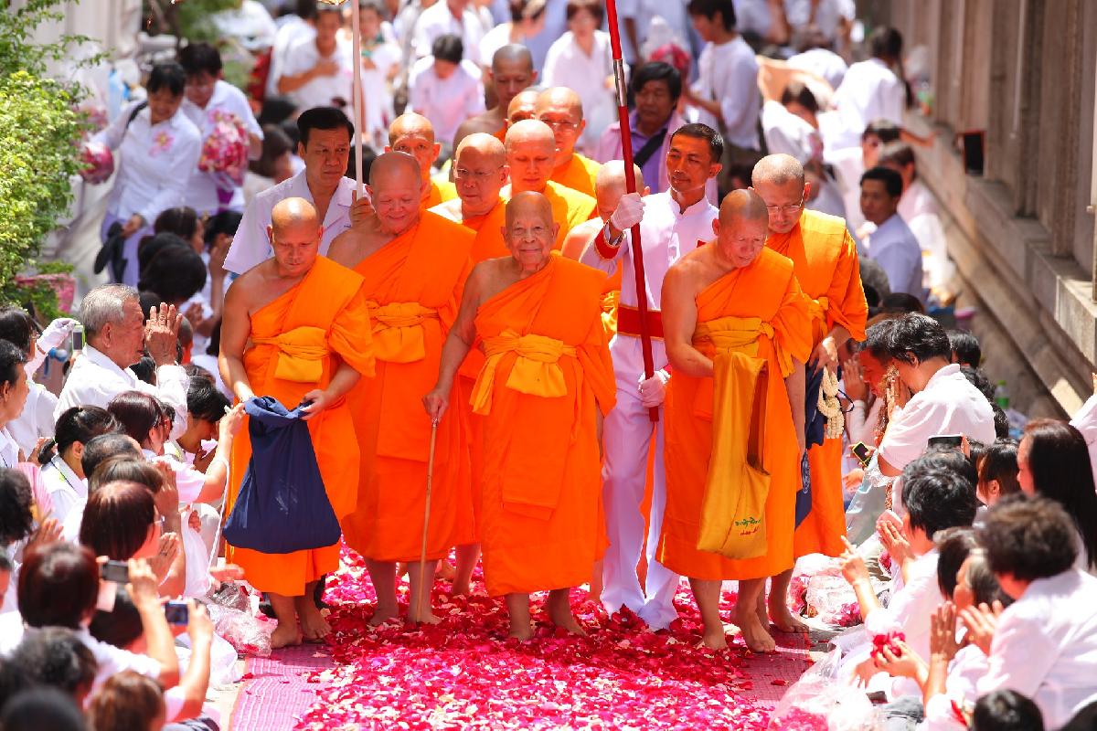 Höchster buddhistischer Feiertag Visakha Bucha Day - Das Vesakh Fest mit 3.500 Mönchen aus 50 Ländern Bild 1