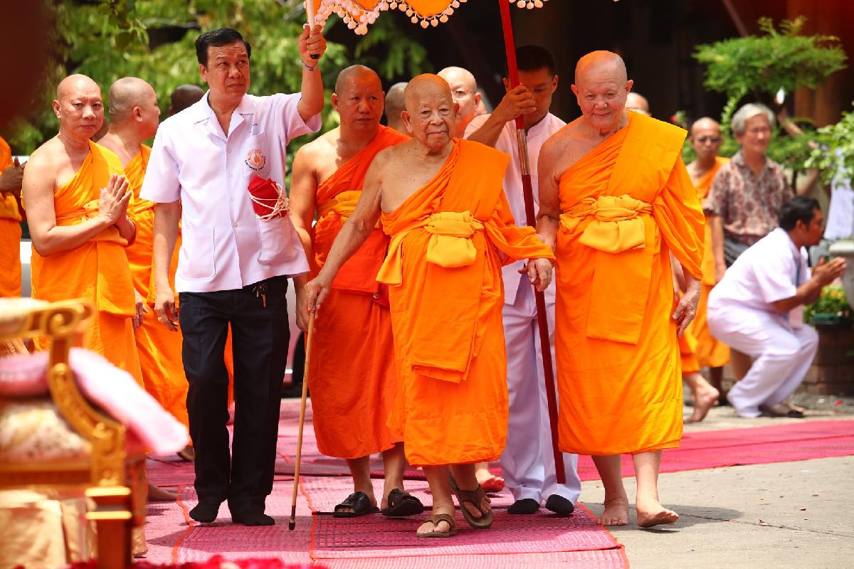 Höchster buddhistischer Feiertag Visakha Bucha Day - Das Vesakh Fest mit 3.500 Mönchen aus 50 Ländern Bild 2