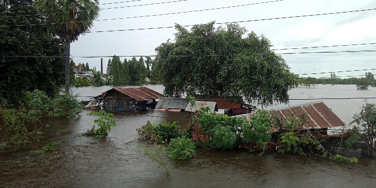 Immer mehr Gebiete überschwemmt - Gefahr für Bangkok steigt - Gemeinden im Norden von Bangkok zu Katastrophengebieten erklärt Bild 2 © Gerhard Veer