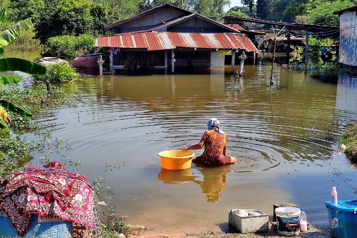Immer noch Überschwemmungen in Zentralthailand und im Isaan - Viele Evakuierte können bis heute noch nicht in ihre Häuser zurückkehren Bild 1 © Gerhard Veer